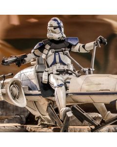 ¡Sideshow y Hot Toys están emocionados de expandir su línea de coleccionables de Star Wars hoy al presentar un conjunto coleccionable de sexta escala muy detallado que presenta al comandante clon Appo y un BARC Speeder del 501.° batallón inspirado en la p
