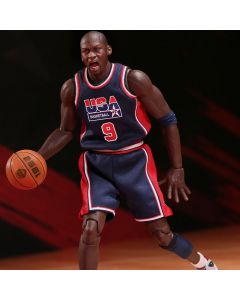 ¡De los Juegos Olímpicos de Barcelona de 1992 llega esta figura de acción de Michael Jordan de la Colección Real Masterpiece a escala 1:6!