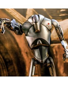 Para celebrar el vigésimo aniversario de Star Wars: El ataque de los clones , Sideshow y Hot Toys se complacen en presentar hoy, ¡la  figura de escala 1:6 de Super Battle Droid  !