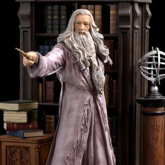 En su despacho, en lo alto de una pequeña escalera formada por peldaños de piedra construidos a finales de la Edad Media, el director del Colegio Hogwarts de Magia y Hechicería se alza imponente en su estatua de Albus Dumbledore Deluxe cumpliendo el deseo