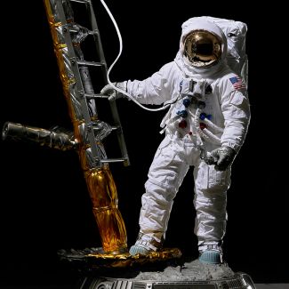 El primer aterrizaje en la luna del Apolo 11 y el primer paso jamás impreso en la superficie de la luna, Blitzway presenta la estatua ASTRONAUT que captura este momento exacto.