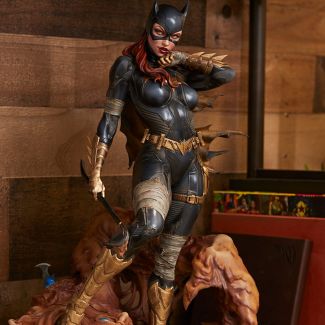 Sideshow presenta la figura Batgirl Premium Format, uniéndose a nuestra Bat-Familia de coleccionables de DC . ¡Enfrentando a Barbara Gordon contra uno de los criminales icónicos de Gotham!