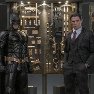 Hot Toys  se enorgullese al presentar Batman Armory con Bruce Wayne (2.0), un conjunto coleccionable de escala 1:6  basado en The Dark Knight  de Christopher Nolan.