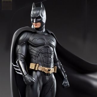 Sideshow y Iron Studios presentan lo último de la línea Art Scale 1:10: ¡ Batman Deluxe ! Basada en la imagen de Christian Bale en Batman Begins , esta estatua de polystone está pintada a mano y es de edición limitada. 