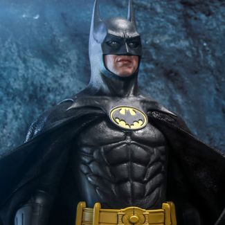 Protagonizada por el renombrado actor Michael Keaton como el luchador nocturno contra el crimen, la versión de 1989 de Tim Burton de la película Batman que llevó al Caped Crusader al cine fue un gran éxito y aún resiste el paso del tiempo.   