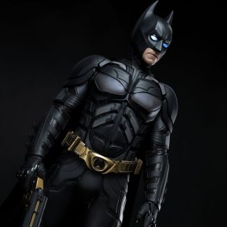 Sideshow y Prime 1 Studio se enorgullecen de presentar la muy esperada y más reciente incorporación a la serie Masterline Museum de alta definición. El Caballero Oscuro: Batman del revolucionario éxito de taquilla de 2008: El Caballero Oscuro .