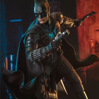 Con el lanzamiento de la película The Batman , Sideshow y Hot Toys se complacen en presentar la figura coleccionable de escala 1:6 de Batman (Deluxe) , que viene con un traje de alas y accesorios para una configuración integrada.