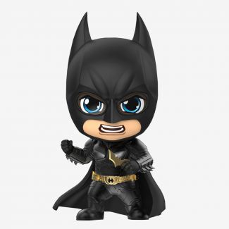 ¡De la trilogía del Caballero Oscuro de Christopher Nolan, Hot Toys se complace en presentar Cosbaby Batman! Con más de 4 pulgadas de alto, Batman está listo para hacer justicia con un batarang en la mano.