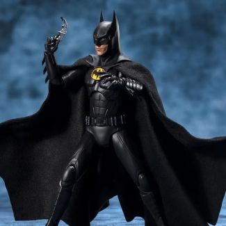Bandai se enorgullece en presentar a Batman de Michael Keaton, inspirada la película The Flash, Esta increíble Figura de Batman se une a la Línea S.H. Figuarts de Bandai Tamashii Nations.