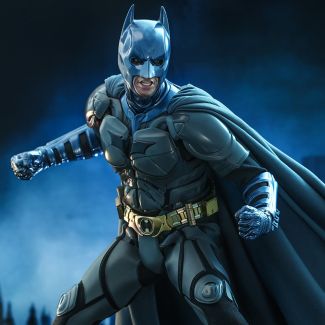 Celebrando los 100 años de narración de Warner Bros., Sideshow y Hot Toys están lanzando una nueva figura coleccionable de Batman Escala 1:6 fiel a su aparición en la página de cómics de origen.