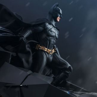 ¡Sideshow y Hot Toys se complacen en presentar la figura coleccionable de Batman escala 1:6 de Batman Begins como un artículo exclusivo, disponible solo en mercados seleccionados!  