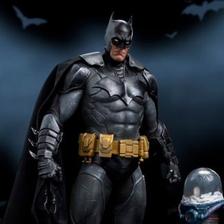 Cuando era niño, Bruce Wayne vio a sus padres brutalmente asesinados en Crime Alley en Gotham City. Traumatizado por sus muertes, dedicó su vida a convertirse en el arma más grande del mundo contra el crimen: ¡Batman!