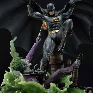 Prime1 se complace en anunciar la mas reciente estatua Ultimate Museum Masterline de Batman vs Joker Deluxe con la colaboración del legendario dibujante de cómics Jason Fabok.
