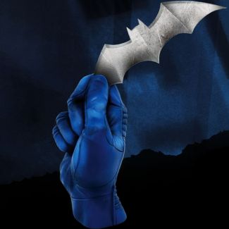 Sideshow y Cryptozoic Entertainment presentan a  Batman con la estatua de Batarang de la colección Gotham City Grit.