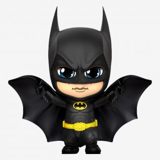 ¡De Batman Returns, Hot Toys se complace en presentar el Cosbaby de Batman! Con más de 4 pulgadas de alto, Batman tiene su capa extendida, listo para tomar vuelo.