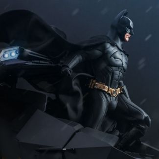 Batman: The Dark Knight - Batman Begins escala 1/6 por Hot Toys