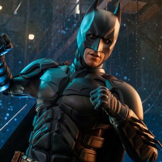 Sideshow y Hot Toys se enorgullecen de presentar a Batman como la figura coleccionable de un cuarto de escala inspirada en La trilogía del Caballero Oscuro de Christopher Nolan.