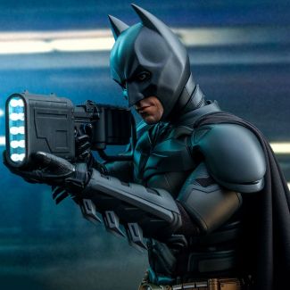 Elaborado con una mano de obra excepcional, Sideshow y Hot Toys se enorgullecen de presentar a Batman como la figura coleccionable de escala 1:4 inspirada en la trilogía The Dark Knight de Christopher Nolan.