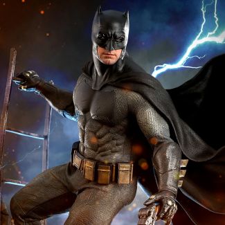 Sideshow y Hot Toys se enorgullecen de presentar una versión mejorada de la figura coleccionable de Batman de escala 1:6 de la colección Batman vs Superman: Dawn of Justice.