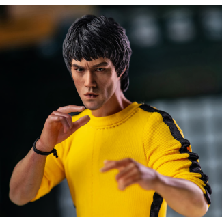Presentamos la estatua de poliresina conmemorativa del 50.º aniversario de Bruce Lee , una obra maestra que captura al legendario artista marcial con su icónico chándal amarillo.