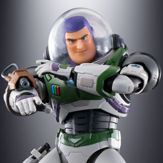 ¡Al infinito y más allá! ¡Buzz Lightyear, como se ve en su "Traje Alfa" de la película Lightyear de Pixar , se une a SH Figuarts! 