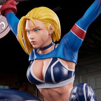 Sideshow y Premium Collectibles Studio presentan la  estatua Premier Series 1:4 de Street Fighter  Cammy: Powerlifting edición SF6 , que representa a la agente de élite mostrando su fuerza y ​​concentración en el gimnasio. 