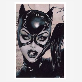 Sideshow presenta Catwoman #50 Fine Art Print, una atractiva impresiones artissticas de DC Comics  de la artista Sozomaika. Selina Kyle está tan sensual como siempre en este retrato perfecto , que utiliza colores desaturados y letra de periódico i