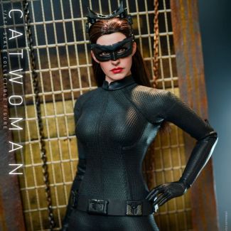 Para expandir la colección basada en la película The Dark Knight Trilogy , Sideshow y Hot Toys se complace en presentar uno de los personajes favoritos de todos los tiempos: la figura coleccionable Catwoman escala 1:6.