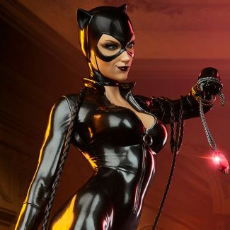 Sideshow presenta la figura de Catwoman Premium Format™ , abriéndose paso a escondidas en tu mansión de coleccionables de DC Comics .