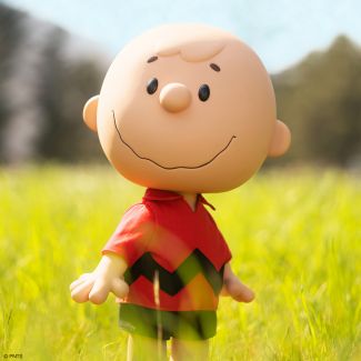 ¡Es ese niño de cabeza redonda, Charlie Brown , con su camisa roja como se ve en las tiras cómicas Vintage Era Peanuts de Charles Schulz! 