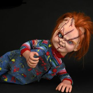 ¡Posee una réplica real, posable y de tamaño natural de Chucky de la película clásica de culto La Novia de Chucky! 