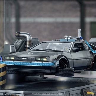 Iron Studios presenta con orgullo la estatua de edición limitada Back to the Future Part II DeLorean 1/10 Scale Deluxe Art Scale con la primera versión de la máquina del tiempo DeLorean de la compañía.