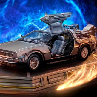 Sideshow y Iron Studios se enorgullecen de anunciar lo último de la línea Art Scale 1:10: ¡la  estatua de DeLorean !De Regreso al futuro , la estatua de DeLorean Art Scale es una edición limitada, muy detallada y pintada a mano
