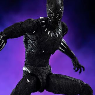 Sideshow, threezero y Marvel Studios se complacen en presentar DLX Black Panther como la próxima figura de la serie Marvel DLX.