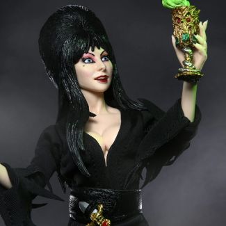 ¡Celebrando los 40 años de Elvira, Dueña de la Oscuridad! La endiabladamente encantadora Cassandra Peterson ha interpretado el papel de Elvira durante 40 años con gracia, humor y más que un poco de campamento.

