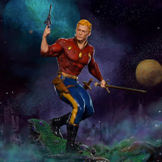 El protagonista de uno de los cómics mejor ilustrados y más influyentes, Iron Studios presenta con orgullo su estatua " Flash Gordon Deluxe - Art Scale 1:10 - Flash Gordon " con el clásico héroe espacial.