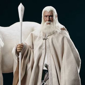 ¡ Sideshow y Asmus Toys se enorgullecen de presentar la figura de escala 1:6 de Gandalf the White ! El mago más famoso se une a la serie The Crown de Asmus Toys. ¡Ve de viaje con Gandalf el Blanco hoy! 