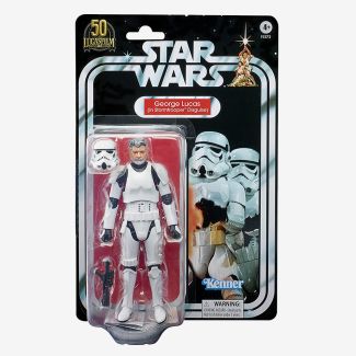 Fans y coleccionistas pueden llevar a casa esta figura premium de George Lucas (en traje de Stormtrooper) para exhibirla como parte de su colección de Star Wars Black Series por Kenner Hasbro.