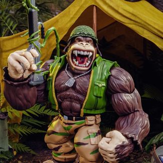 ¡Cuando se trata de la tala ilegal en el Amazonas, el aliado de las Tortugas Ninja Mutantes Adolescentes, Guerrilla Gorilla, no aceptará ningún negocio de monos! ¡Este ULTIMATES altamente articulado!