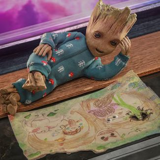 Capture múltiples miradas del árbol vivo más lindo y más pequeño en la serie I Am Groot de Marvel Studios , la figura coleccionable Groot  (Deluxe)  está aquí para brotar en su estante  de objetos coleccionables de Marvel .