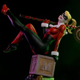 Sideshow y Tweeterhead  presentan la Harley Quinn escala 1:4 Maquette, una divertida adición a tu colección de DC Comics.