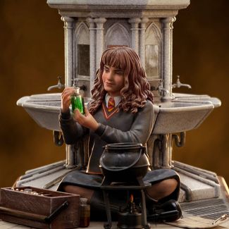 Sideshow y Iron Studios se enorgullecen de anunciar lo último de la línea Art Scale 1:10: ¡Hermione Granger Polyjuice Deluxe! 