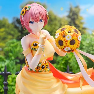¡De la película de anime "The Quintessential Quintuplets" viene una hermosa figura de Ichika Nakano en versión de vestido floral a escala 1/7! Con una altura de poco más de 9 pulgadas, esta figura presenta a Ichika con un elegante vestido de capas amarill