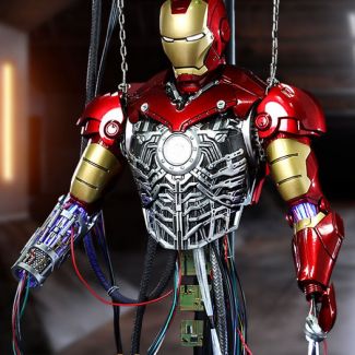 Sideshow y Hot Toys se complace en reeditar la figura coleccionable de la sexta escala de Iron Man Mark III (versión de construcción) para que los fanáticos completen sus colecciones de Iron Man.