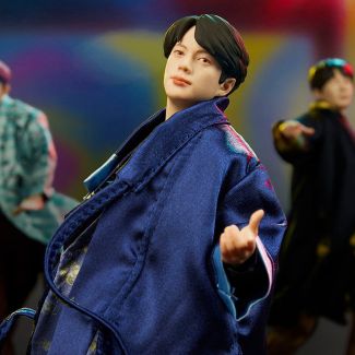 Sideshow presenta la estatua Jin Deluxe , un producto con licencia de BTS inspirado en el asombroso e icónico show en vivo de 2018 donde el grupo superestrella mundial interpretó su exitosa canción 'IDOL'.