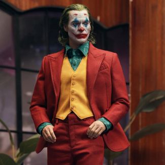 Presentamos la última creación InArt de Queen Studios, que presenta una asombrosa imagen de Joaquin Phoenix como el Joker. Para la versión Deluxe, dos figuras, Arthur Fleck y Joker.