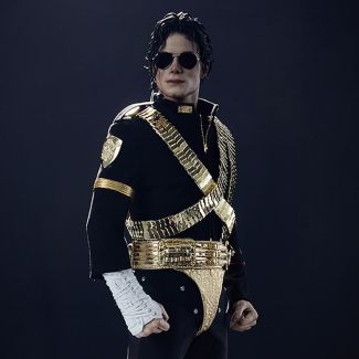 Blitzway ha recreado a la perfección la apariencia de Michael Jackson en el escenario, capturando cada detalle icónico, desde su característico estilo de cola de caballo hasta la delicada textura de su piel y los detalles dorados de su vestuario.