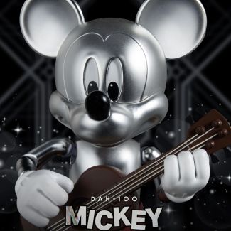 Beast Kingdom Dynamic Action Heroes: Disney 100 Aniversario - Mickey Mouse DAH-100. El ratón más popular del mundo está listo para derretir corazones en un escritorio cerca de ti.