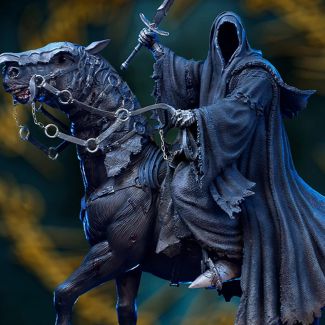 Sideshow y Iron Studios se enorgullecen de anunciar lo último de la línea Art Scale 1:10: ¡ Nazgul en caballo Deluxe ! De El Señor de los anillos , la estatua de escala artística Nazgul on Horse Deluxe 1:10 está pintada a mano.