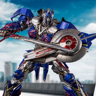 Transformers: The Last Knight – DLX Optimus Prime mide aproximadamente 11.2" de alto y cuenta con aproximadamente 73 puntos de articulación, con un marco de metal fundido a presión y ojos iluminados por LED. 